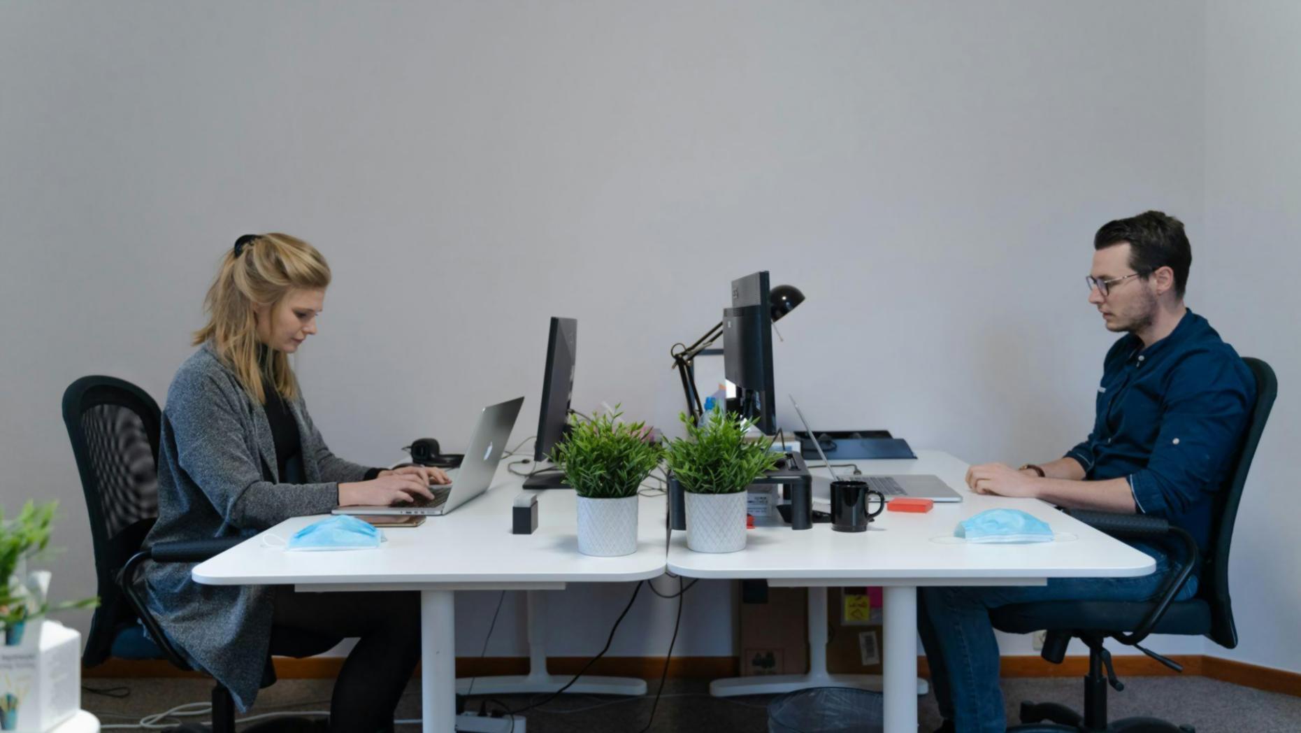 Groupe de professionnels travaillant ensemble sur des analyses financières